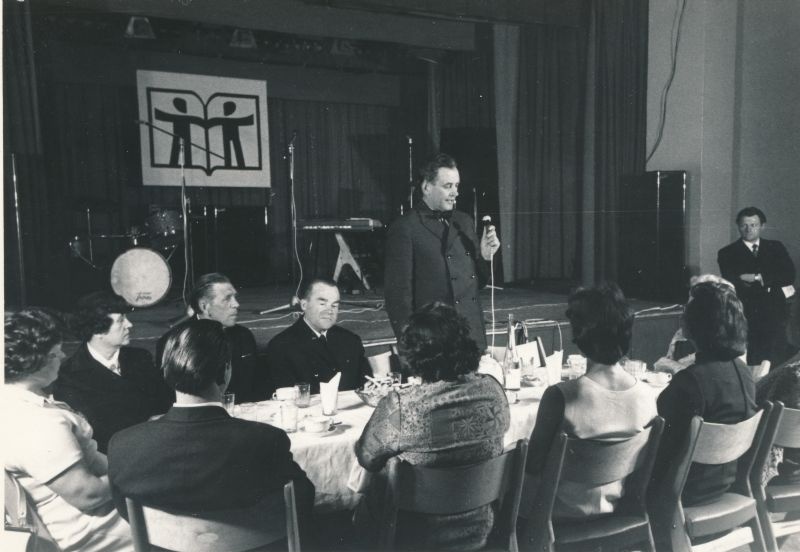 Foto. Herman Sergo (istub vasakul) ja Albert Uustulnd (seisab) kohtumisõhtul Haapsalus "Lääne Kaluri" saalis 19.05.1972. 
Foto: Ilmarine Möldri.