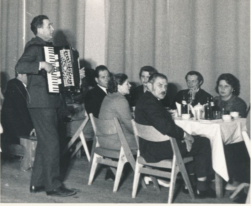 Foto. Kohtumisõhtul Haapsalus "Lääne Kaluri" saalis esineb kirjanik  Albert Uustulnd.  19.05.1972. 
Foto: Ilmarine Möldri.