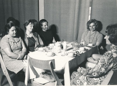 Foto. Kohtumisõhtul kirjanike Herman Sergo ja Albert Uustulnd`iga  Haapsalus "Lääne Kaluri" saalis 19.05.1972.a. 
Foto: Ilmarine Möldri.  similar photo