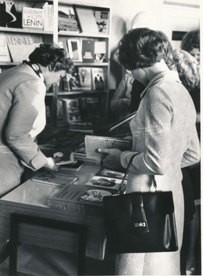 Foto. Kohtumisõhtul kirjanike Herman Sergo ja Albert Uustulnd`iga  Haapsalus "Lääne Kaluri" saalis 19.05.1972. Raamatute näitusmüük.
Foto: Ilmarine Möldri.  similar photo