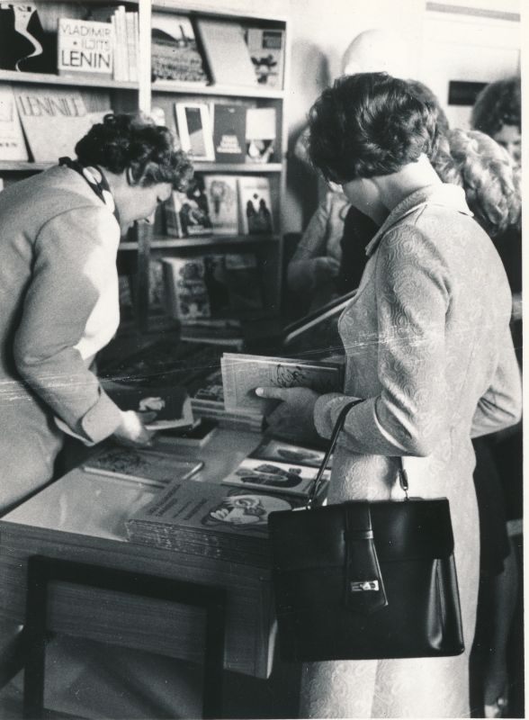 Foto. Kohtumisõhtul kirjanike Herman Sergo ja Albert Uustulnd`iga  Haapsalus "Lääne Kaluri" saalis 19.05.1972. Raamatute näitusmüük.
Foto: Ilmarine Möldri.
