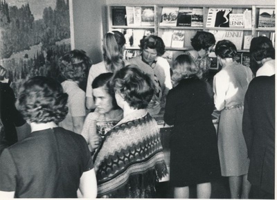 Foto. Kohtumisõhtul kirjanike Herman Sergo ja Albert Uustulnd`iga  Haapsalus "Lääne Kaluri" saalis 19.05.1972. Raamatute näitusmüük.
Foto: Ilmarine Möldri.  similar photo