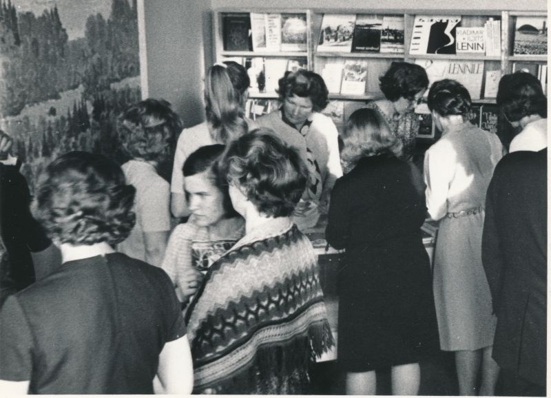 Foto. Kohtumisõhtul kirjanike Herman Sergo ja Albert Uustulnd`iga  Haapsalus "Lääne Kaluri" saalis 19.05.1972. Raamatute näitusmüük.
Foto: Ilmarine Möldri.