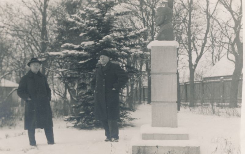 Foto. C. A. Hunniuse mälestussammas Bergfeldti aias. 1933. Albumis HM 8466:1. Kuulunud kapten Harald Dampffile.