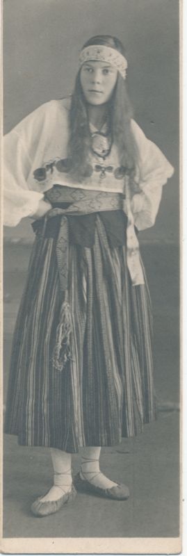 Foto. Naine rahvarõivastes. 1925.
Foto: J.Grünthal.