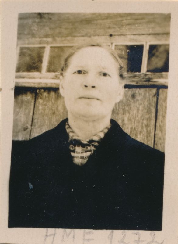 Elviine Liiv - kolhoosi lüpsja foto Piirsalu kooli seinalehest 1957