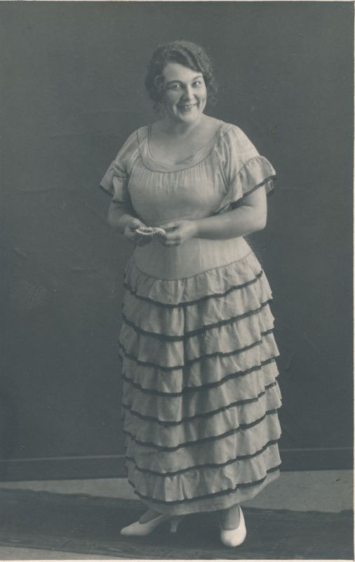 Foto. Naise täisportreefoto. Ateljeefoto. Mustvalge. 1924.