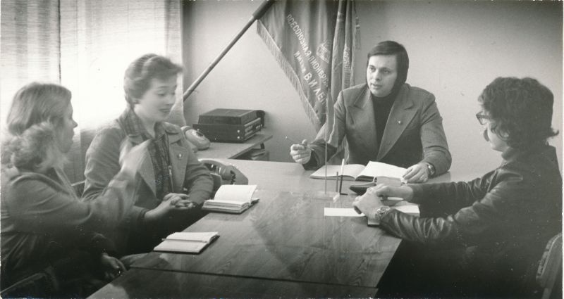 Foto. Hetk nõupidamiselt komsomoli Haapsalu rajoonikomitees. Laua otsas istub Peeter Rossar. Detsember 1980.
Foto: Harles Pilter.