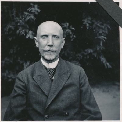 Foto. Harald Dampff, poolportree looduses. 1936. Albumis HM 8466:1. Kuulunud kapten Harald Dampffile.  duplicate photo