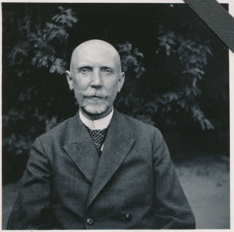 Foto. Harald Dampff, poolportree looduses. 1936. Albumis HM 8466:1. Kuulunud kapten Harald Dampffile.