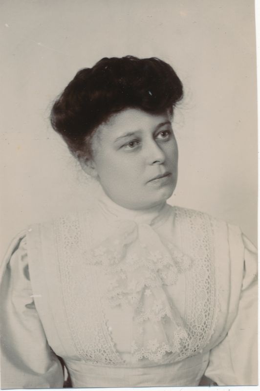 Foto. Naise rinnaportree. 1908. Albumis HM 8466:1. Kuulunud kapten Harald Dampffile.