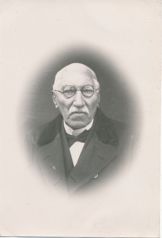 Foto. Johannes Valdmann, portree 1941. Albumis HM 8466:1. Kuulunud kapten Harald Dampffile.