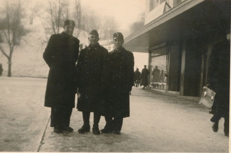 Foto. Kolm sõjaväevormis meest tänaval. Albumis HM 8466:1. Kuulunud kapten Harald Dampffile.