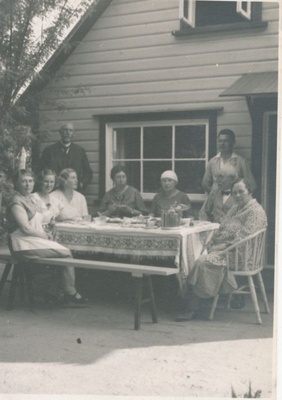 Foto. Seltskond õues laua taga. Albumis HM 8466:1.  Kuulunud kapten Harald Dampffile.  duplicate photo