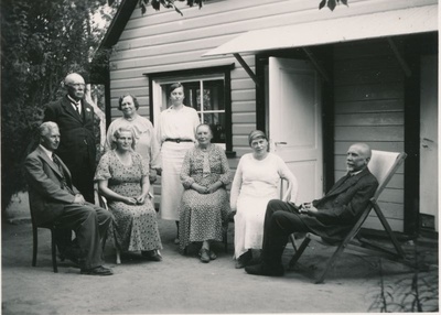 Foto. Seltskond õues maja ukse ees.  Albumis HM 8466:1. Kuulunud kapten Harald Dampffile.  similar photo