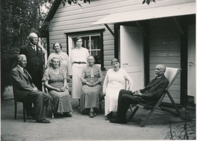 Foto. Seltskond õues maja ukse ees.  Albumis HM 8466:1. Kuulunud kapten Harald Dampffile.