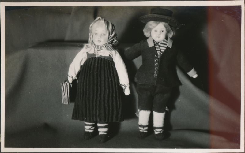 Foto. Rahvariides nukud, Agneta ja Lars. Albumis Suvemälestused Vormsilt. 1933/34. Foto: J.F. Luikmil.