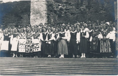Foto. Eestirootslaste laulupeo kooride kontsert lossiaia laval. 2.07.1933. Albumis HM 8466:1.  Kuulunud kapten Harald Dampffile.  duplicate photo
