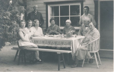 Foto. Seltskond õues laua taga. 1936. Albumis HM 8466:1. Kuulunud kapten Harald Dampffile.  duplicate photo