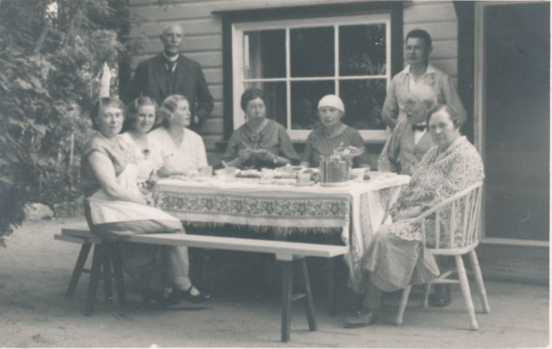 Foto. Seltskond õues laua taga. 1936. Albumis HM 8466:1. Kuulunud kapten Harald Dampffile.