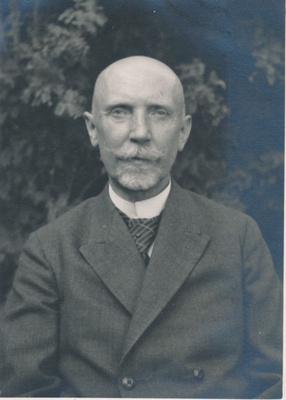 Foto. Harald Dampffi rinnaportree. 1936. Kuulunud kapten Harald Dampffile. Albumis HM 8466:1.  duplicate photo
