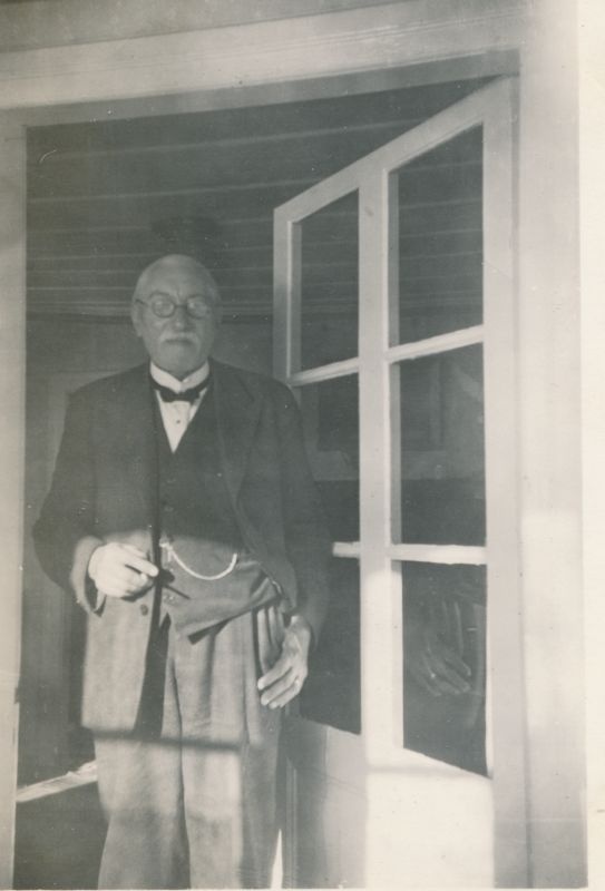 Foto. Johannes Valdmann avatud uksel.   Albumis HM 8466:1. Kuulunud kapten Harald Dampffile.