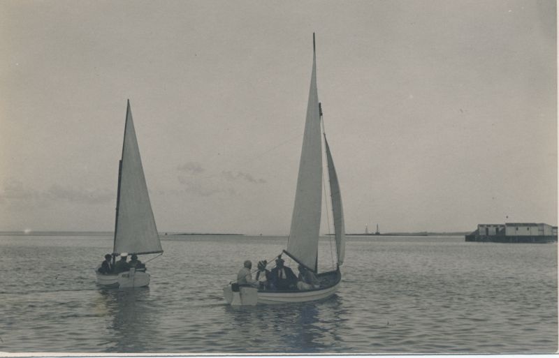 Foto. Purjekad "Kajak" ja "Viola"(parempoolne) Haapsalu Eeslahel. Albumis HM 8466:1. Kuulunud kapten Harald Dampffile.