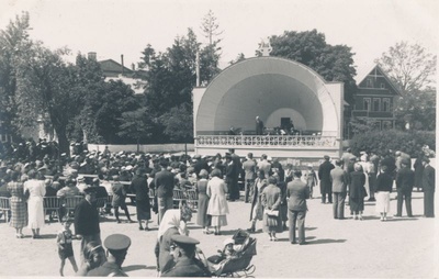 Foto. Üleriikliku merenduspäeva üritus Haapsalus. Kõlakojas kõnelemas William Dampff. 1937. Albumis HM 8466:1. Kuulunud kapten Harald Dampffile.  duplicate photo