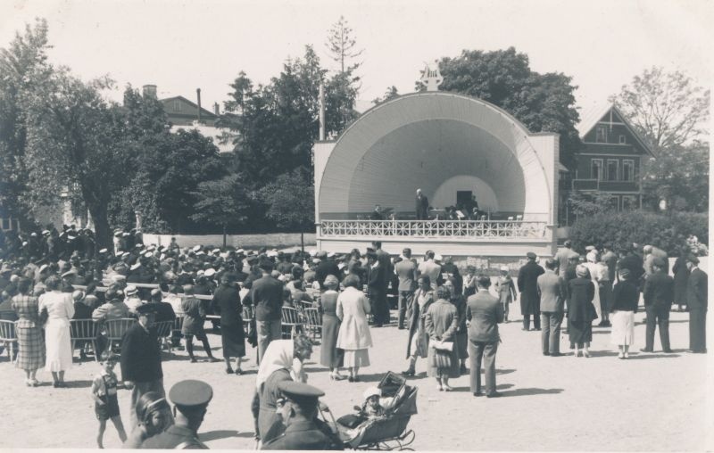 Foto. Üleriikliku merenduspäeva üritus Haapsalus. Kõlakojas kõnelemas William Dampff. 1937. Albumis HM 8466:1. Kuulunud kapten Harald Dampffile.
