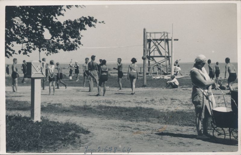 Foto. Dampfi album. Pallimängijad jt. suvitajad Aafrika rannas. Esiplaanil naine lapsevankriga ja post kastiga. Umb. 1932.