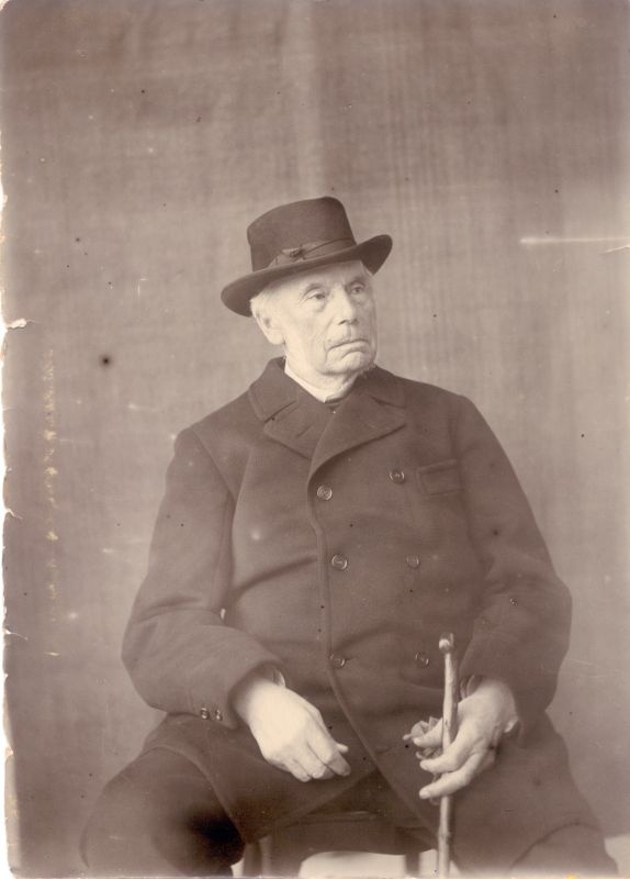 Foto. Johanna Menerti kogu. Robert-Eginhard von Ungern-Sternberg portree. Istumas toolil. 1890.