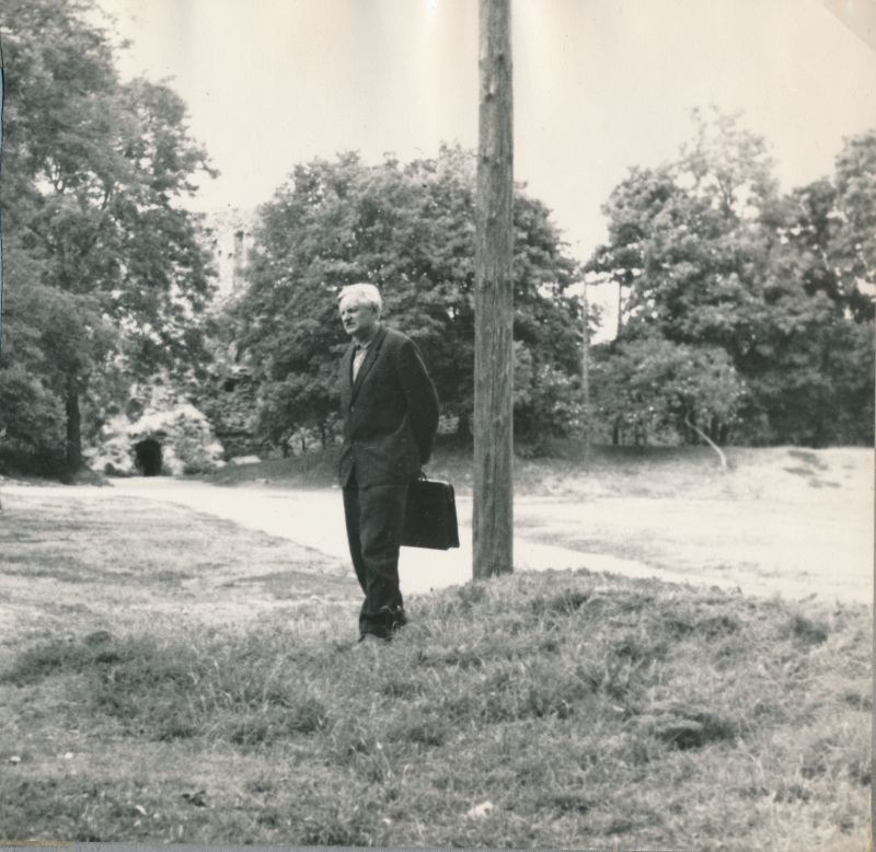 Foto. Leo Randre lossiaias pärast ekskursiooni lõpetamist. Albumis Leo ja Marge Randre elu sõnas ja pildis.