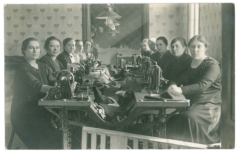 Foto. Õmblustöökoda Salus Haapsalus, kus valmistati ka Eesti sõjaväele vormiriietust. 1924.