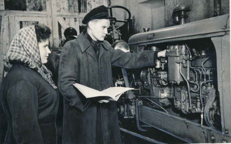 Foto. Sipa masina-traktorijaama peainsener A. Tooming (paremal) ja A. Karro. 1955. Fotogr. E. Järve. ETA.