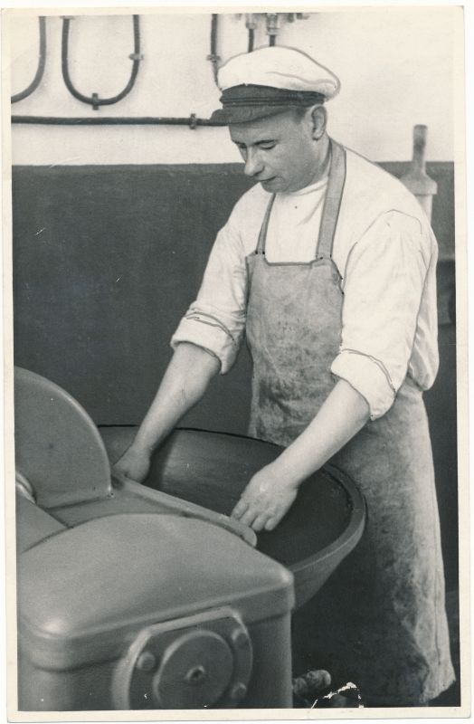 Foto. Haapsalu Lihakombinaadi vorstimeister Oskar Siirus. 1950. Fotogr. E. Järve. ETA.