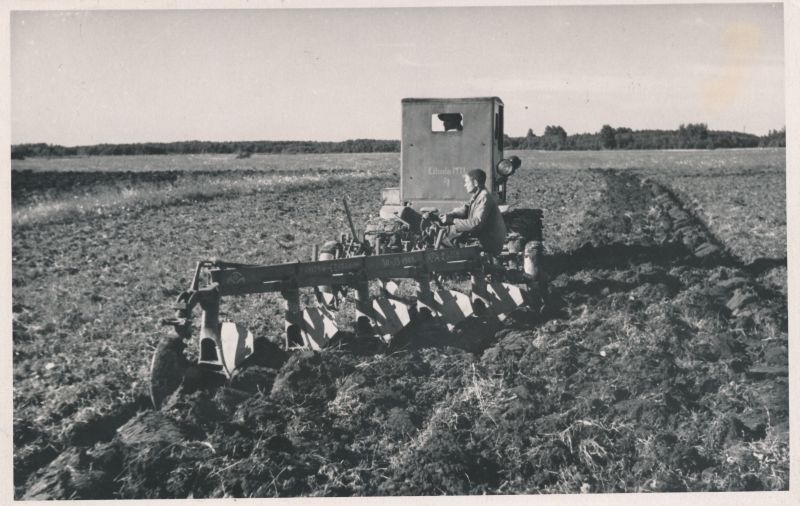 Foto. ETA kogu. Lihula MTJ traktorist Johannes Vask kesakünnil. 1949.