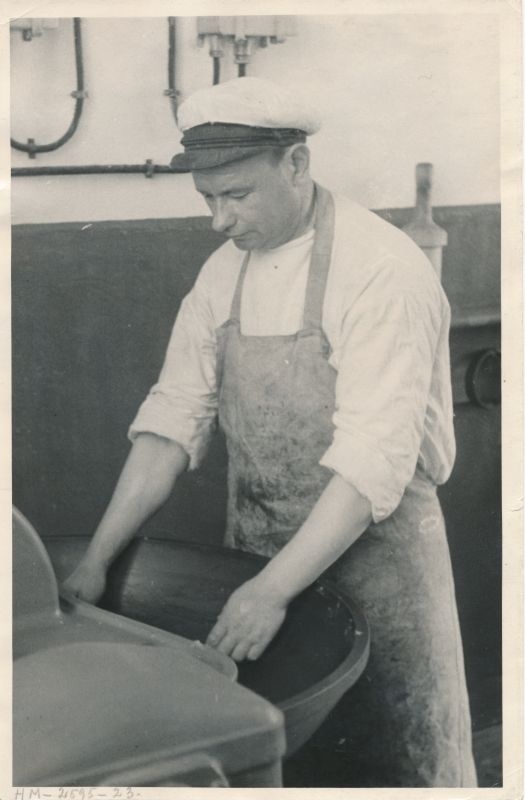 Foto. ETA kogu. Haapsalu Lihakombinaadi vorstimeister Oskar Siirus kutteril töötamas. 1950.