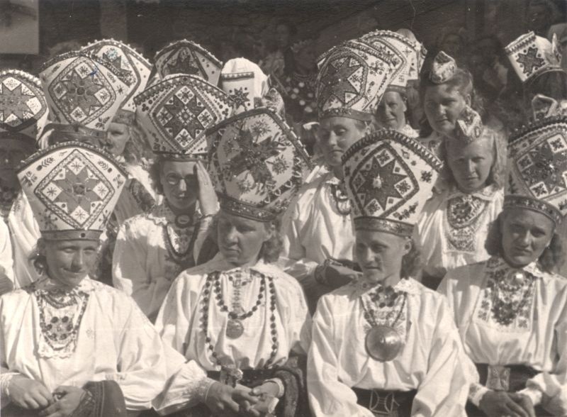 Foto. Haapsalu laulupäev lossiaias 21.07.1948. Muhu rahvariides naised seismas mitmes reas.