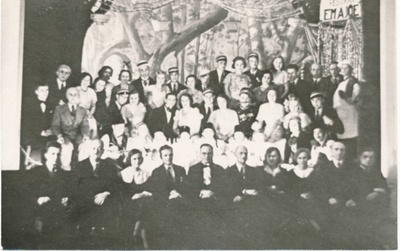 Foto. Opereti  "Emajõe Lõoke" tegelased Haapsalu gümnaasiumi saalis. Eesreas okestrandid, keskel Cyrillus Kreek. Foto Grünthal. 1935.  duplicate photo