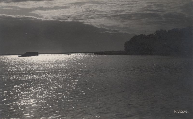 Fotopostkaart. Haapsalu laht supelmajadega hämaras.  Foto: J. Grünthal. Linnavalitsuse album.