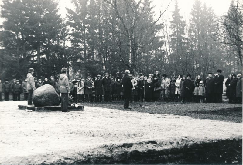 Foto. Cyrillius Kreegi mälestuskivi avamine 3.XII 1979 Saanikas C. Kreegi 90. sünniaastapäeval. Foto: A. Tarmula.