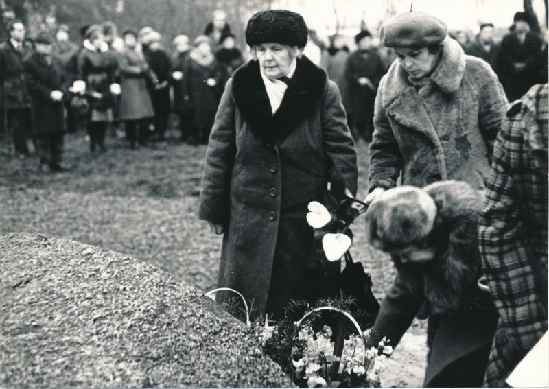 Foto. Cyrillius Kreegi mälestuskivi avamine 3.XII 1979 Saanikas C. Kreegi 90. sünniaastapäeval. C. Kreegi lähedased. Foto: A. Tarmula.