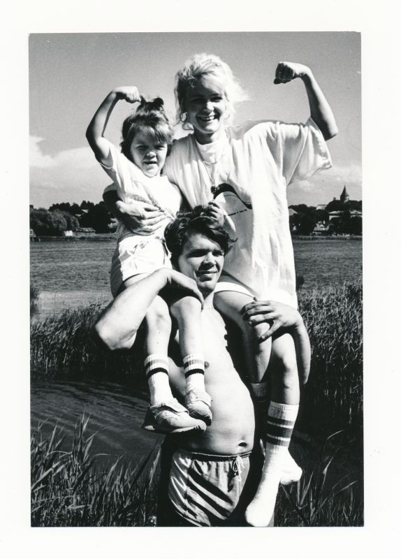Foto. Eesti rammumees 1990 Aap Uspenski abikaasa ja tütrega Haapsalus Paralepa rannas.  Mustvalge.