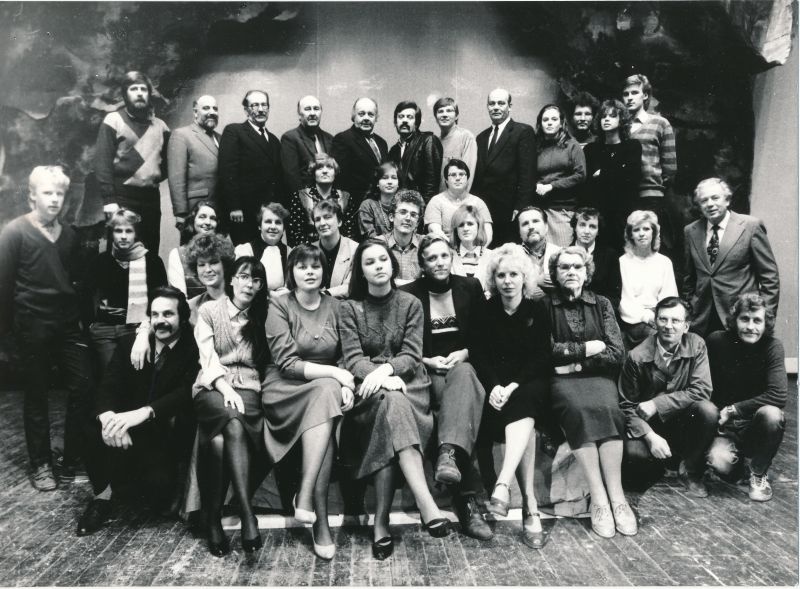 Foto. Haapsalu rahvateatri "Randlane" 10. sünnipäeva peol. Näitetrupp1988. F: A. Tarmula. Mustvalge.