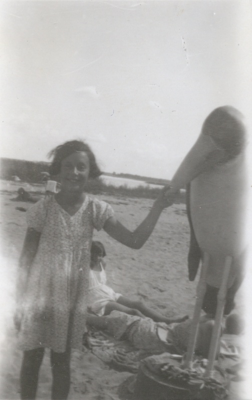 Foto. Haapsalu Aafrika supelrand - tütarlaps Marabu juures. Linnavalitsuse album.