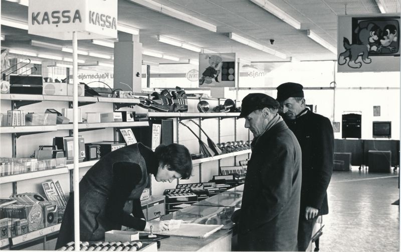 Foto. Haapsalu Kaubamaja kultuurikaupade sektsiooni muusikatarvete osakond, sept. 1979.a. Müüja Silvia Reins.
Foto: Arvo Tarmula.