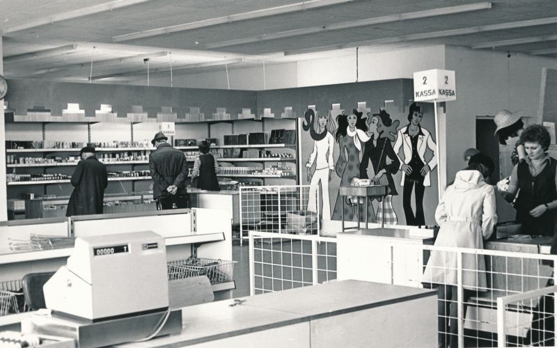 Foto. Haapsalu Kaubamaja parfümeeria osakond, sept. 1979.a. Paremal meesteosakonna müüja Laine Põldma.
Foto: Arvo Tarmula.