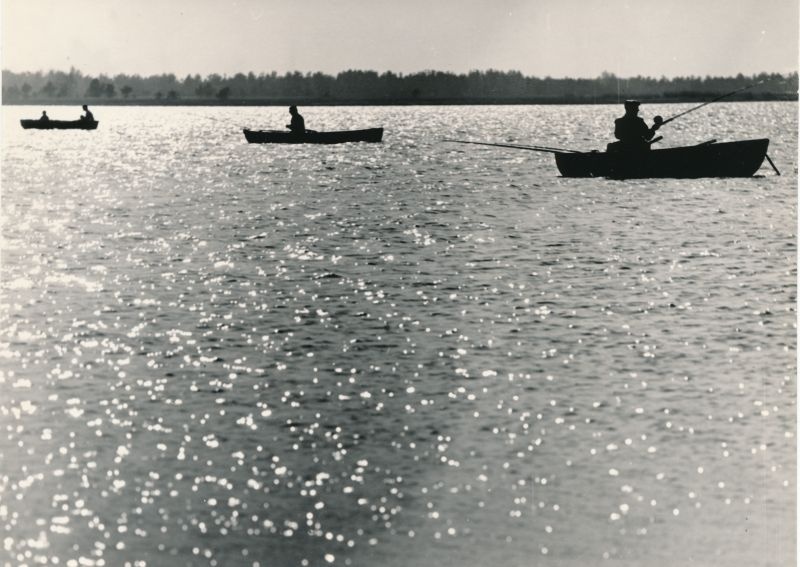 Foto. Puhkus Haapsalus, 1977.a. Kalamehed-asjaarmastajad Haapsalu lahel.
Foto: Arvo Tarmula.