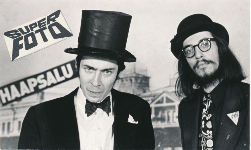 Foto. Noorsooteatri näitlejad Jaan Rõõmussaar ja Peeter Volkonski Haapsalu teatriballil. 25. märts 1978. a.
Foto: Arvo Tarmula.