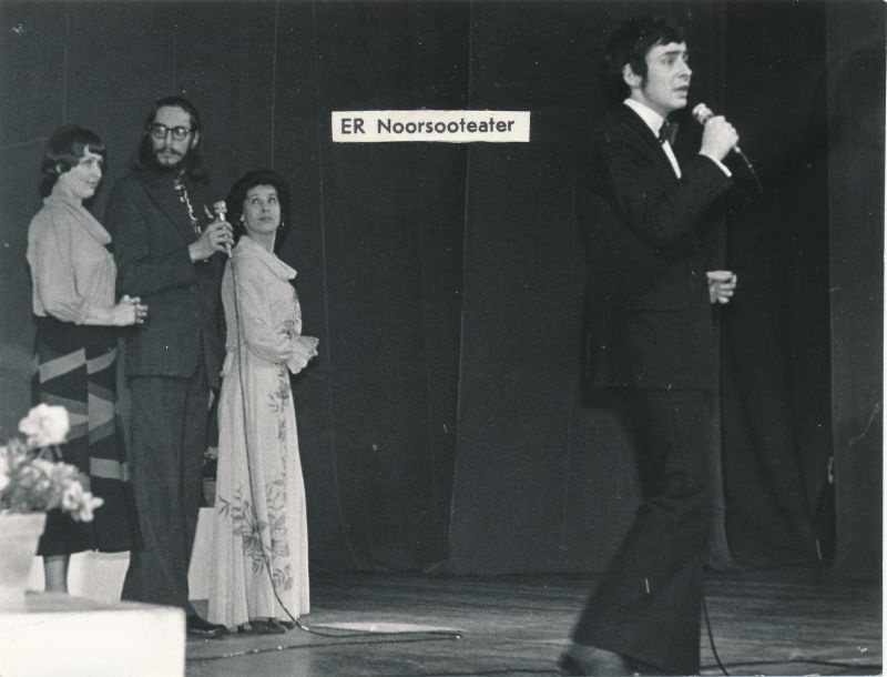 Foto. Haapsalu teatriball 25. märtsil 1978. a. Esinevad Noorsooteatri näitlejad (vasemalt):  Luule Komissarov, Peeter Volkonski, Marje Metsur ja Rudolf Allabert.
Foto: Arvo Tarmula.